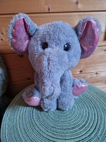 Éléphant gris avec les oreilles roses pailletées