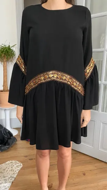 Robe noire avec détails