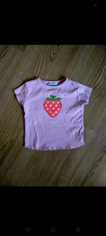 T-shirt rose avec fraise. Okaïdi.
Taille 18 mois