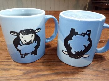 Duo de tasse avec des vaches
