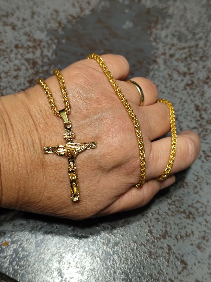 Chaîne et pendentif croix avec Christ - photo numéro 3