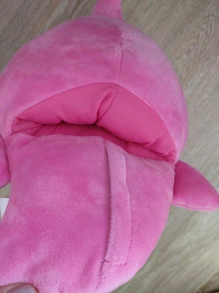 Peluche marionnette musicale Baby shark - photo numéro 2