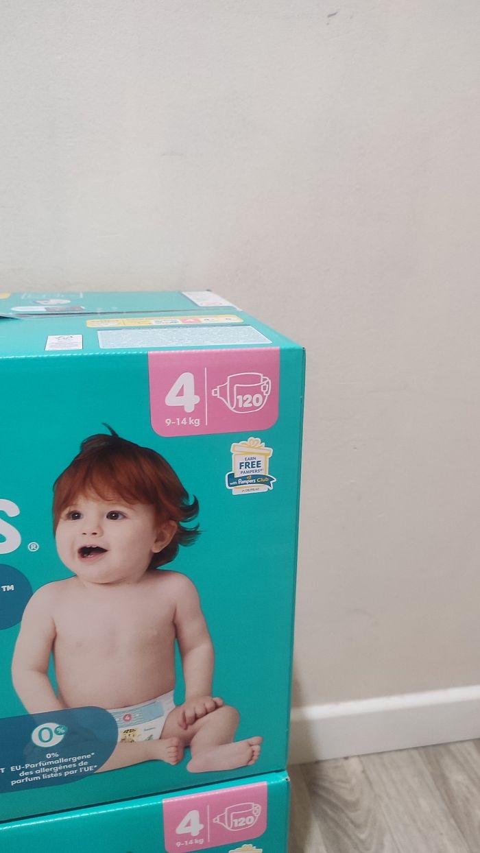Couche Pampers  taille 4