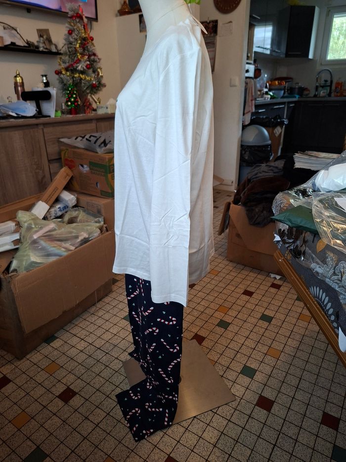 Pyjama de noel en maille jersey pur taille 40 femme neuf marque damart 
100%coton 
Prix 15 euro - photo numéro 2