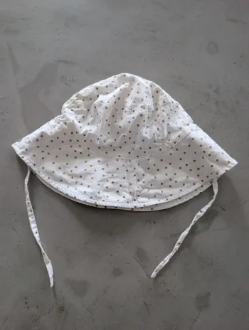 Chapeau neuf blanc points dorés taille 55 fille