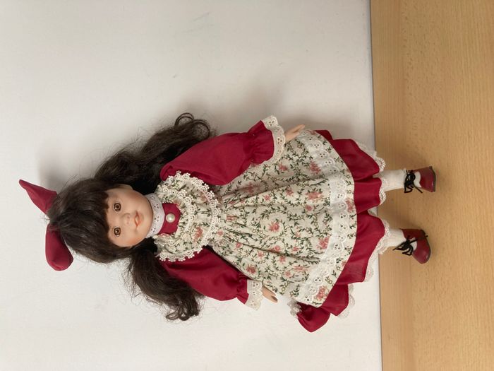 poupée en porcelaine