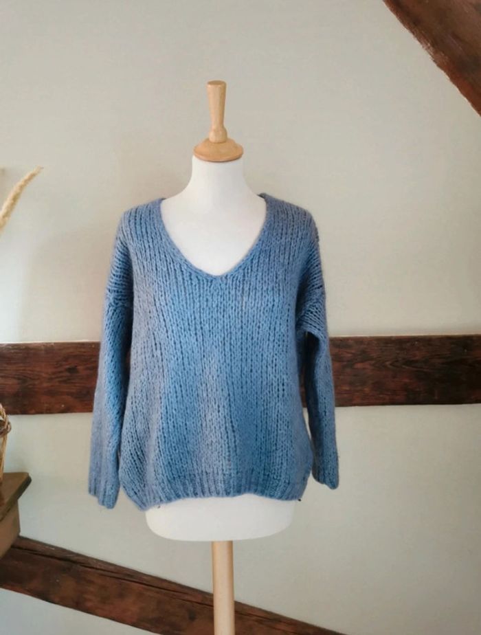 Pull bleu mohair col V - photo numéro 3