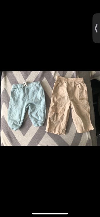 Le lot de 2 pantalon taille 6 mois 