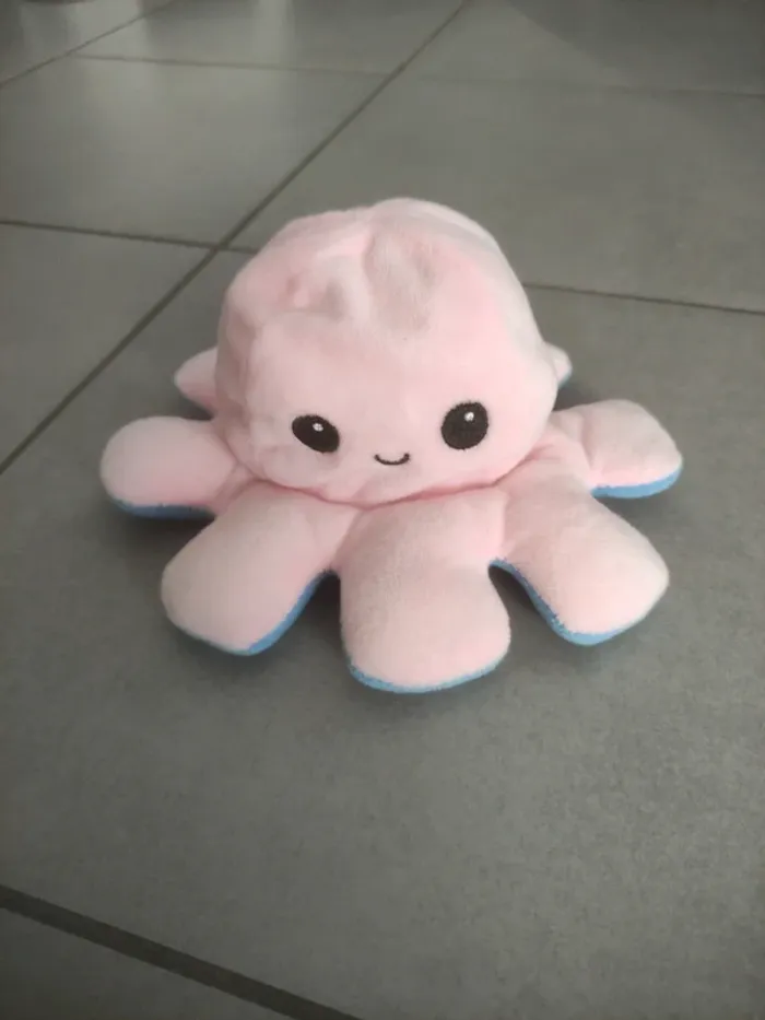 Petite peluche poulpe pieuvre rose et bleu en très bon état réversible