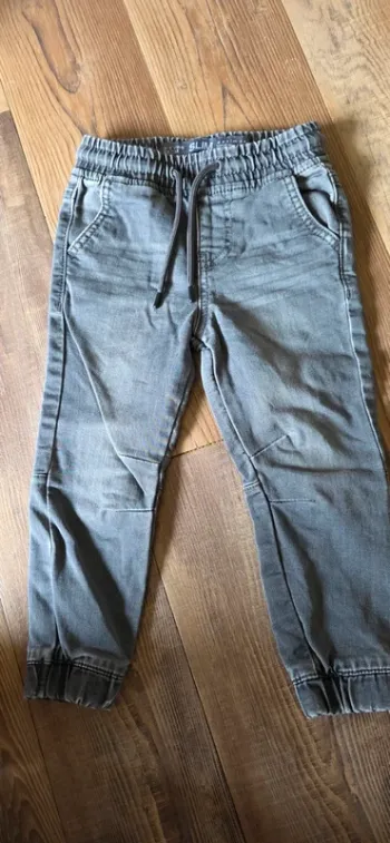 Pantalon gris 2-3a. Primark