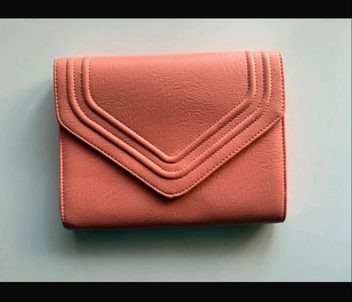 Jolie pochette femme couleur corail  atmosphère