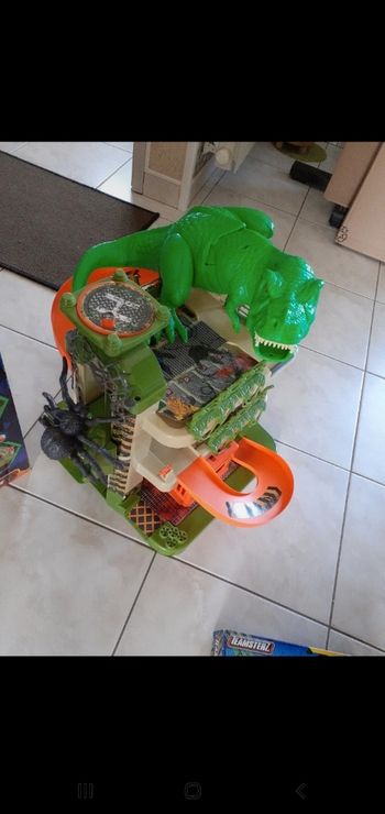 Beau jouet complet garage voitures monstres beast machines