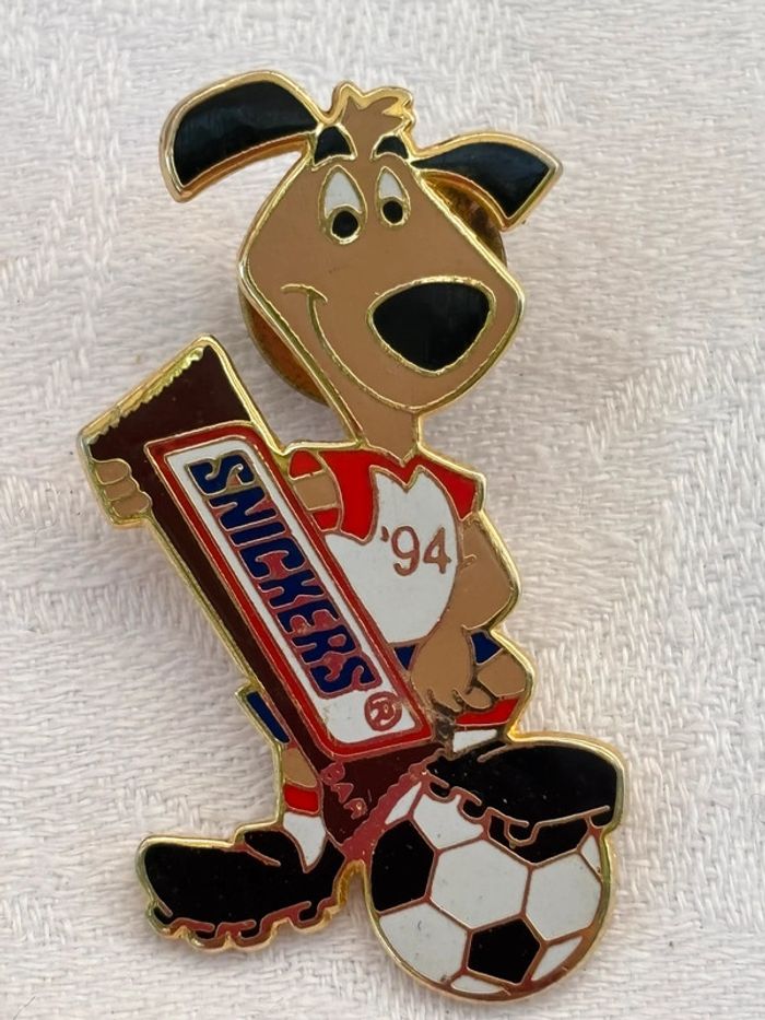 Pin’s Snickers – Chien avec ballon de foot – Collector