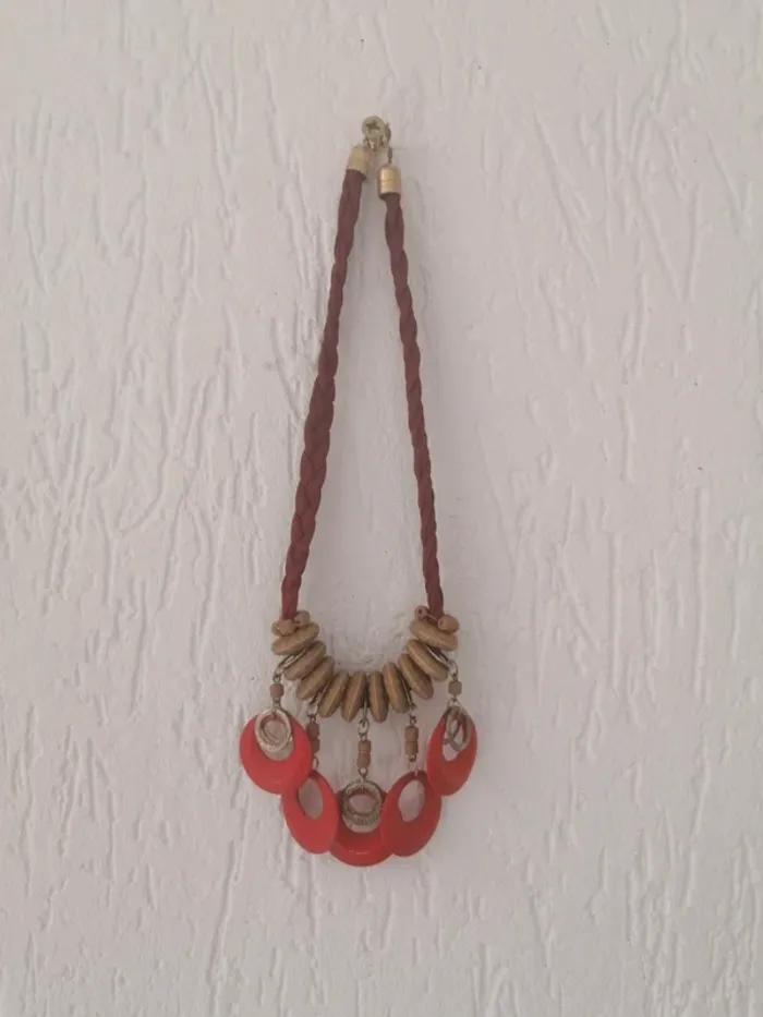 Collier rouge et naturel