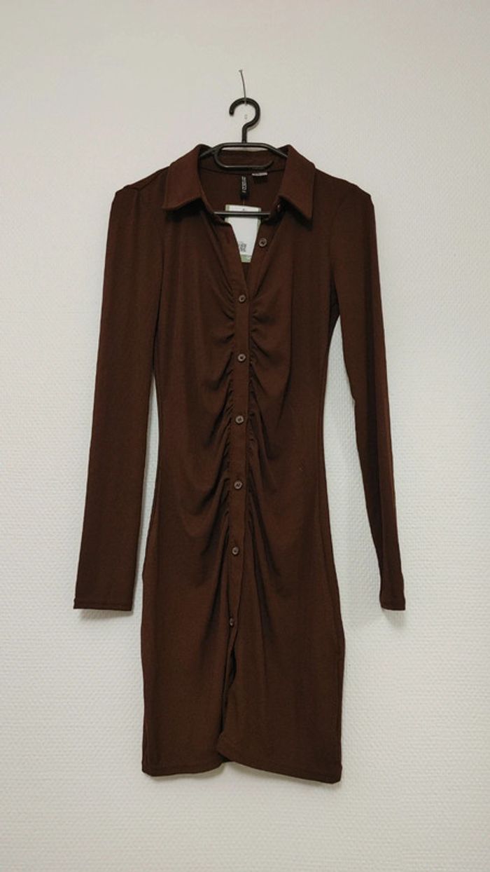 Belle robe marron moulante bouton sur le devant taille XS - photo numéro 6