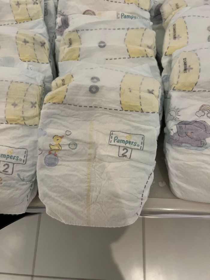 57 couches Pampers taille 2