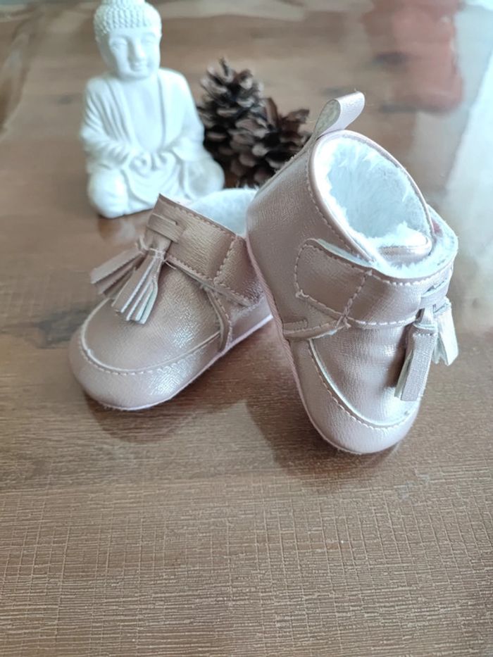 Petites chaussures roses brillant