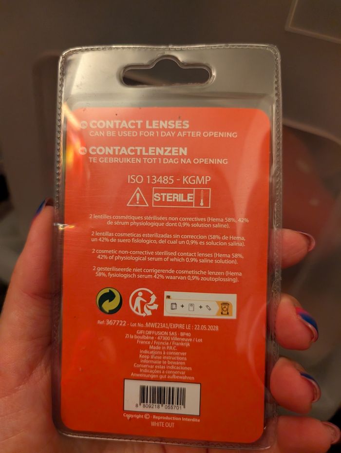 Lentilles de contacts neuves blanche vampire - photo numéro 3