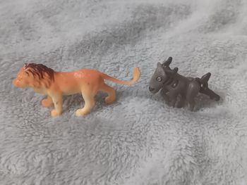 Lot de 2 figurines animaux savane