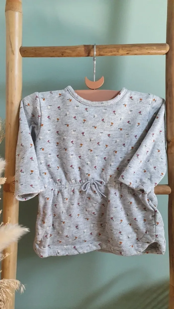 Robe grise fleurie