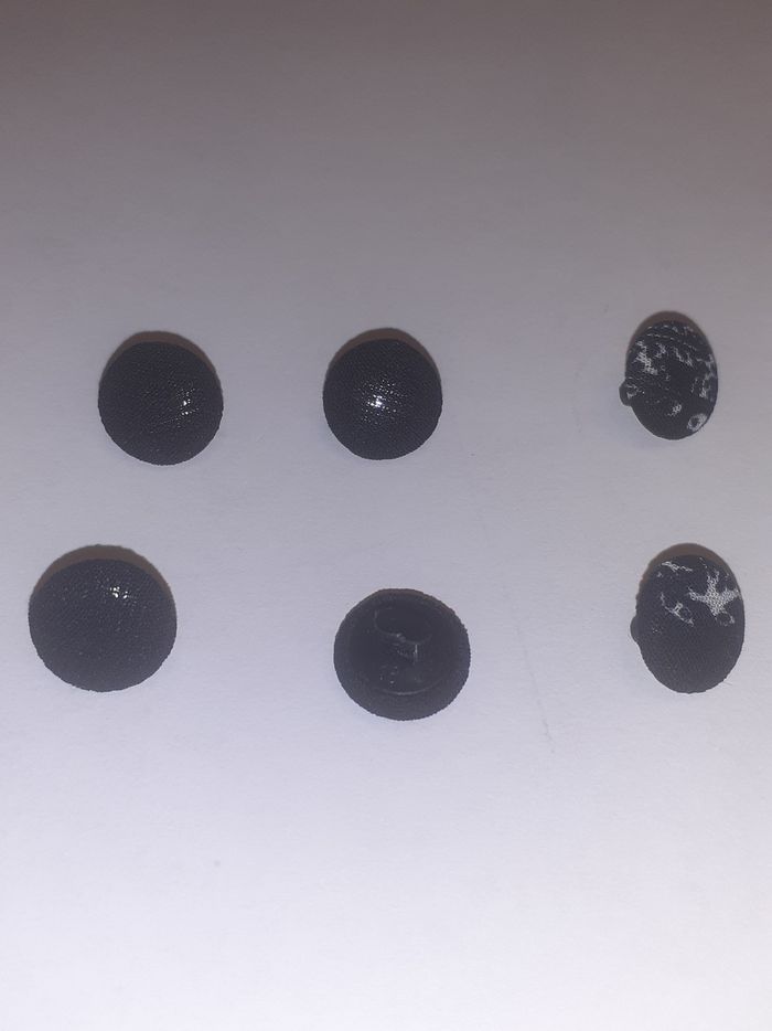 Boutons tissus noirs