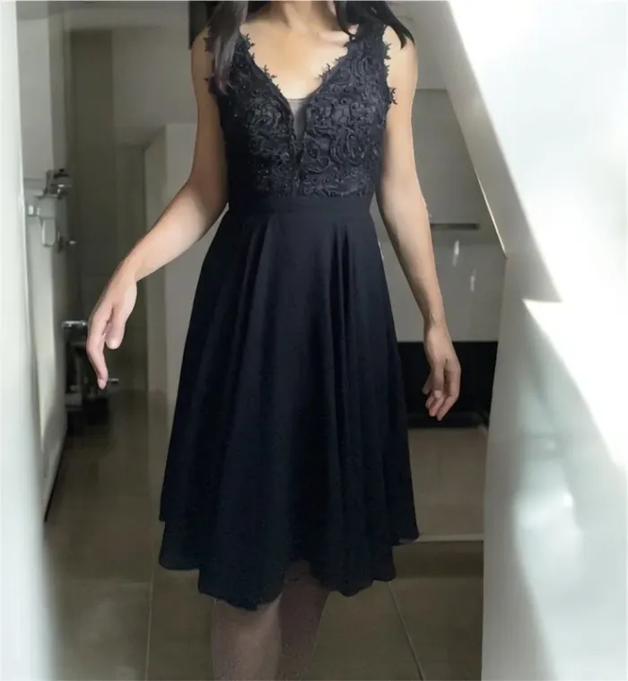 Magnifique robe de soirée noire avec perles et broderies - photo numéro 2