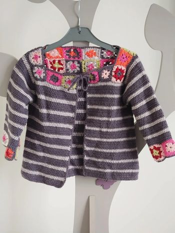 Gilet gris à rayures fleurie multicolore fait main taille 5 ans