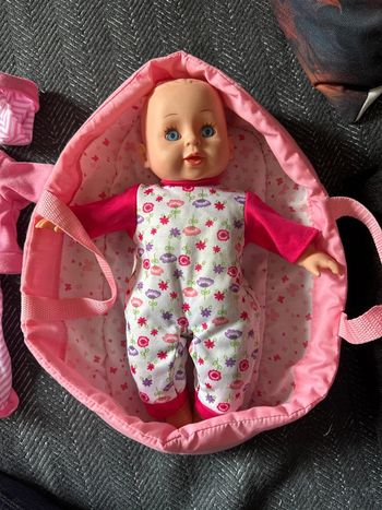Poupée dans son couffin avec 1 tenue de rechange