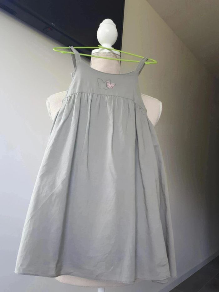 12 € Très belle robe Vertbaudet Motif papillons Petit noeud à la bretelle Taille 4 ans - photo numéro 2