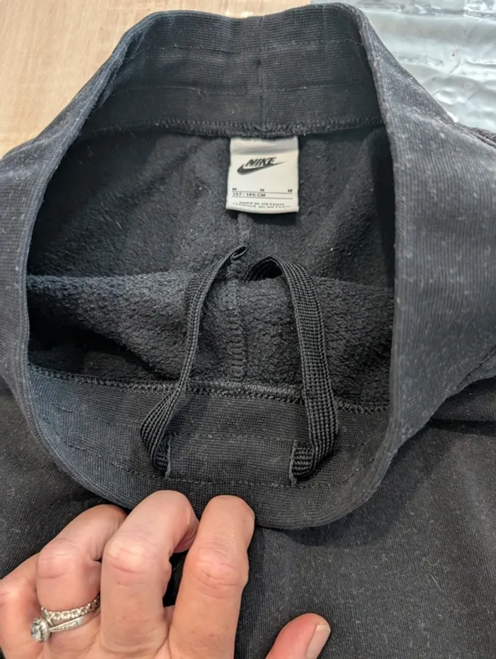 Très beau pantalon de jogging Nike noir mixte 9/11 ans - photo numéro 4