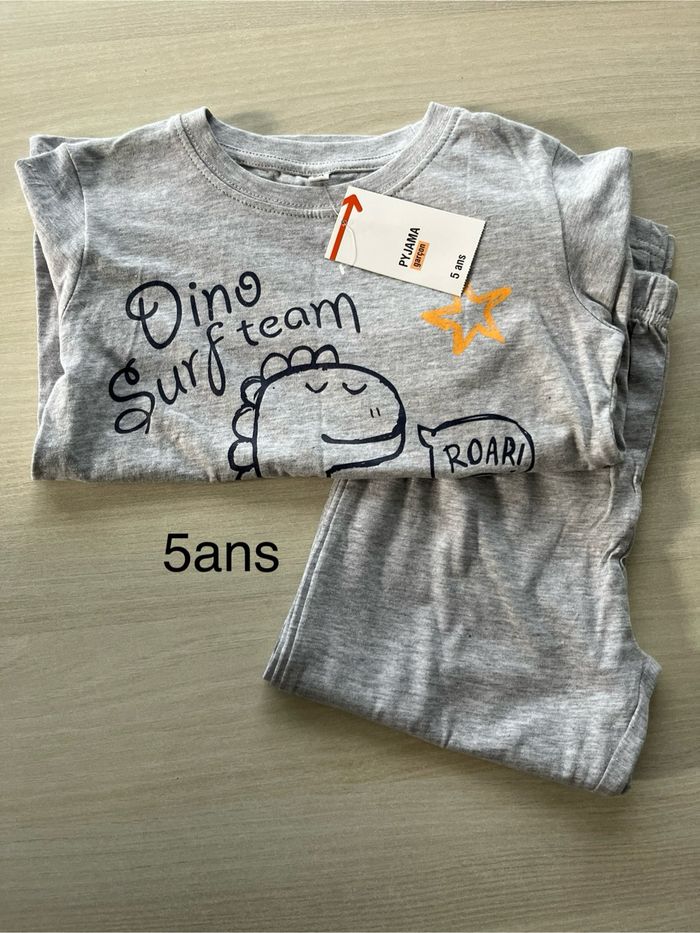 Pyjama 5ans neuf