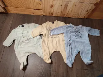 Lot 3 pyjamas mixte chat dinosaure grain de blé Kiabi très bon état