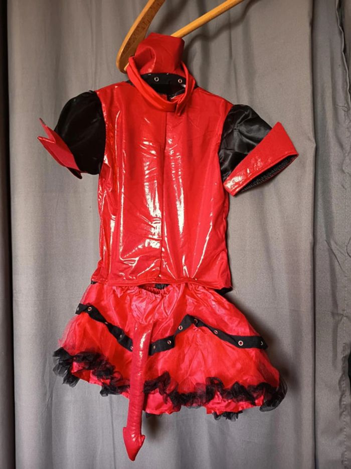 Costume enfant . Diablesse. les dimensions. Car je trouve bizarre la taille qu'ils mettent - photo numéro 5