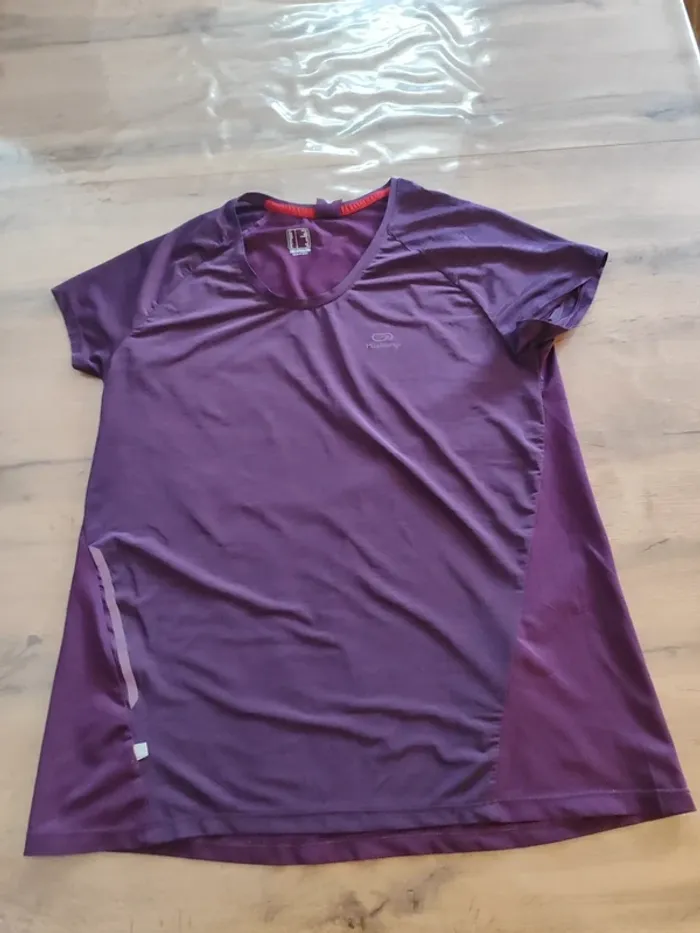 T-shirt Decathlon violet Taille 42. L'allié confort pour vos activités !