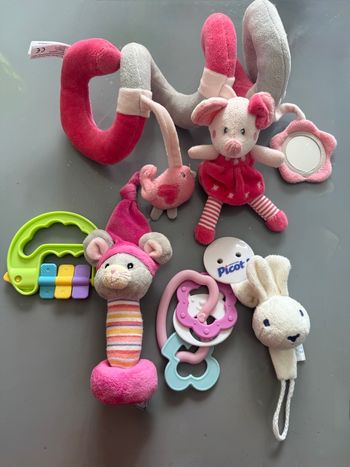 Lot de différents jouets pour bébé fille