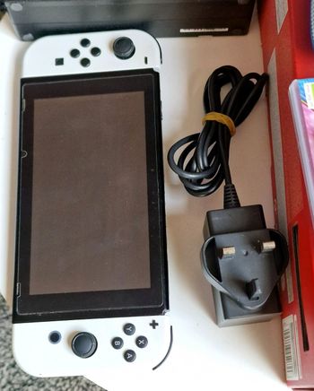 Nintendo Switch V1 + x2 jeux et carte microSD 128 Go + manette filaire Mario