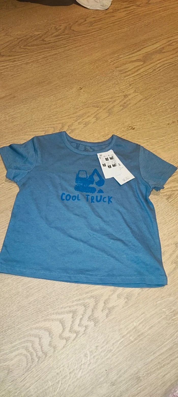 Lot 2 t-shirt neuf taille 18-23 mois - photo numéro 2