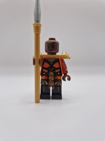 Figurine type lego Okoye générale du Wakanda Marvel