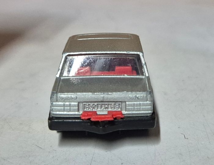 Voiture miniature majorette volvo 760 GLE grise 1/61 - photo numéro 4