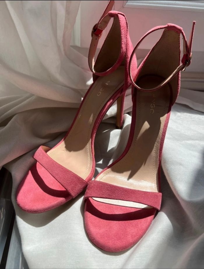 Sandales à talons et bride cheville rose Mango