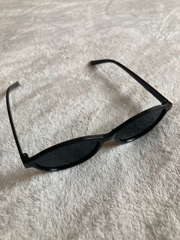 Lunettes noires - photo numéro 2