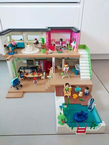 Maison moderne playmobil entièrement meublée 