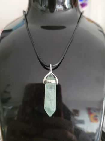 Collier et pierre naturelle de fluorite. Guérison.