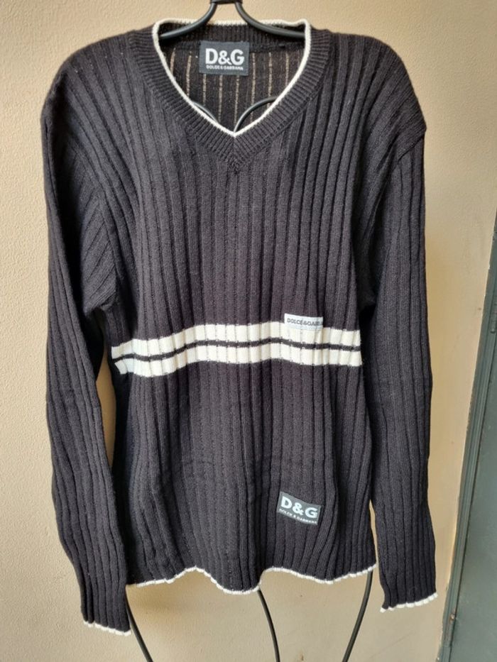 Pull noir et blanc avec bandes ajourees