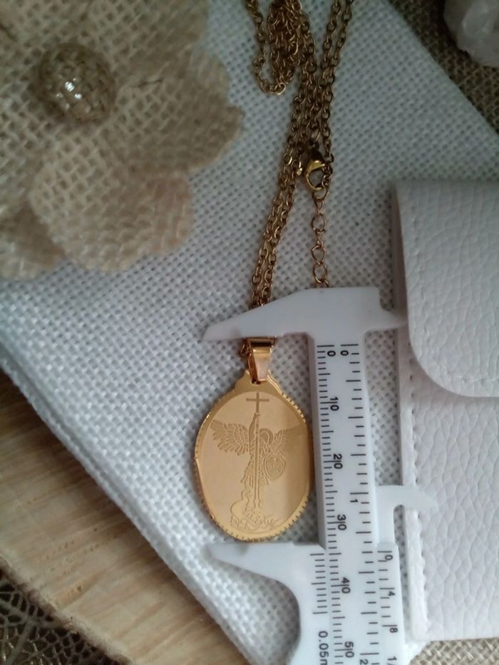Collier médaillon saint Michel avec pochette - photo numéro 3