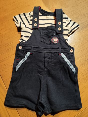 Ensemble salopette et t-shirt