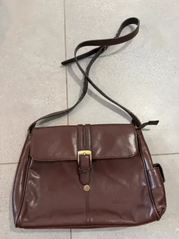 Sac à bandoulière marron Leslly, il ya quelques marques d'usures,