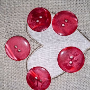 lot 31 - 5 boutons rouge anciens