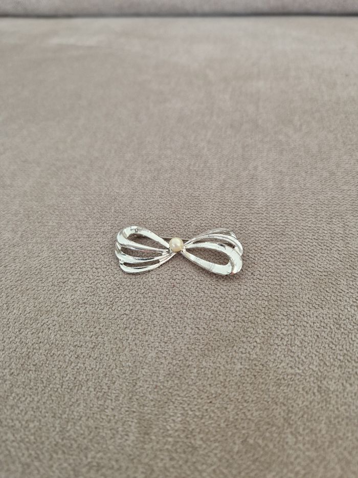 Broche vintage argenté motif noeud avec sa perle - photo numéro 2
