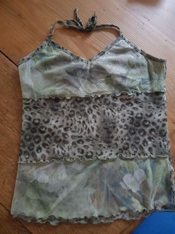 Petit haut kaki en voile transparent motif végétal et léopard à nouer au cou